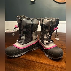Girls like new winter boots size 5